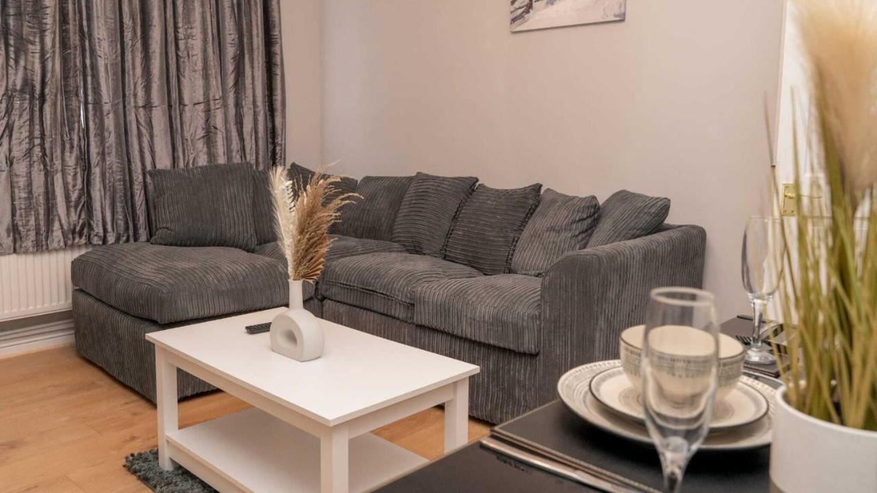 Cosy 2 Bedroom Home In Coventry Bagian luar foto