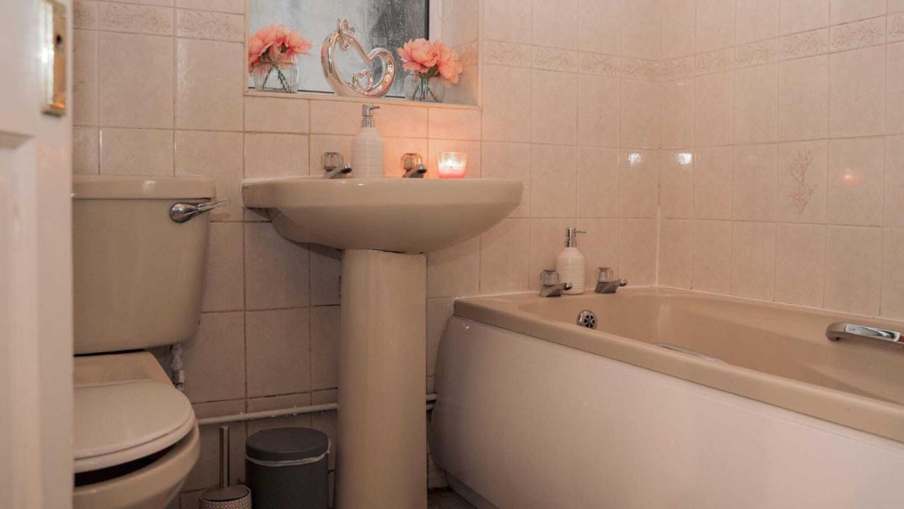 Cosy 2 Bedroom Home In Coventry Bagian luar foto